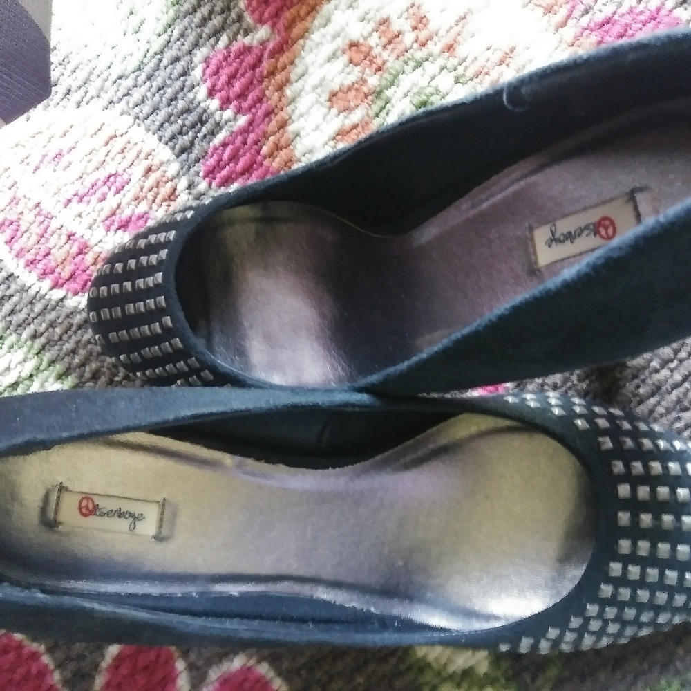 Heels - Picture 4 of 4